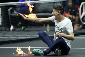 Irrumpi en pleno partido y se prendi fuego el brazo para protestar contra el uso de aviones privados