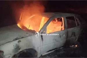Un auto fue consumido por las llamas en Capayn