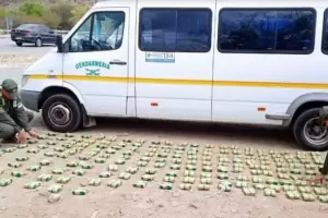 Gendarmera secuestr cubiertas y hojas de coca
