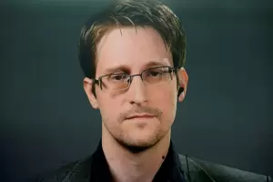 Vladimir Putin le otorg la nacionalidad rusa a Edward Snowden, el hombre que filtr documentos secretos de EEUU