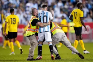 Furor por Messi en Nueva Jersey: Tres fanticos invadieron la cancha para alcanzarlo y la seguridad reaccion con fiereza