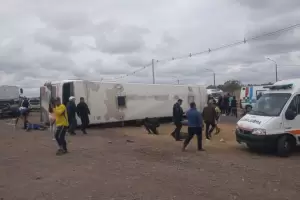 Muri una persona en el vuelco de un micro que trasladaba hinchas de Boca a Mendoza