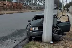 Perdi el control del auto y choc contra una columna, cerca de la rotonda del Aborigen