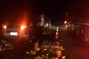 Precaucin: Un camin volc en la Cuesta del Totoral y un lote de pur de tomate qued desparramado por la ruta