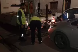 Empleada de trnsito persegua un auto con su moto y sufri un accidente