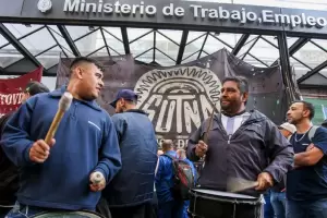 Trabajadores del neumtico denunciaron despidos en Bridgestone y comenzaron un paro
