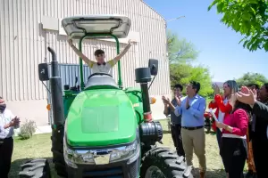 La Escuela Municipal Fray Mamerto Esqui recibi un tractor y herramientas de Nacin