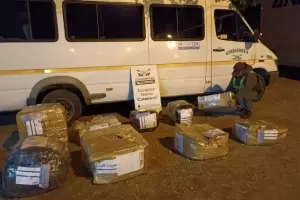 Gendarmera secuestro en La Merced cubiertas y hojas de coca