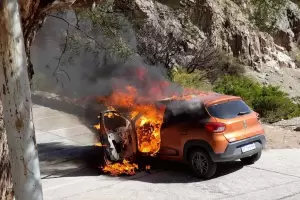 Voraz incendio consumi por completo el auto de unos turistas en las Termas de Fiambal