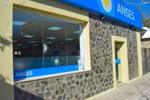 Detienen al hijo del diputado P�ez por da�os en las oficinas de ANSES