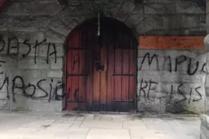 Nuevo ataque: mapuches intentaron incendiar una capilla en Villa La Angostura tras el desalojo