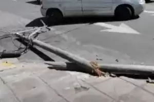 Un poste de energa elctrica cay sobre una camioneta en avenida Belgrano