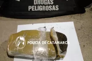 Tir medio kilo de droga mientras hua