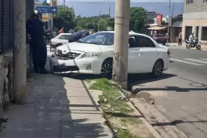 Un auto protagoniz� un violento choque en Villa Cubas