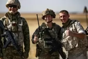 En una rara muestra de camaradera, solados de Rusia y EE.UU se sacaron fotos con sonrisas y pulgares arriba