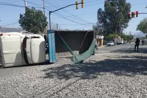 Camin cargado con ripio se qued sin frenos y volc espectacularmente