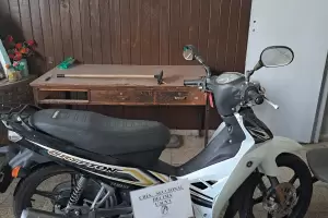 Lo sorprendieron llevndose una moto robada y termin arrestado