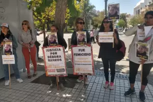 Manifestacin en la previa del juicio por el Crimen de Dbora Barros: "Fue femicidio!"