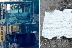 Villa la Angostura: mapuches atacaron a un sereno, incendiaron maquinaria vial y dejaron un mensaje amenazante