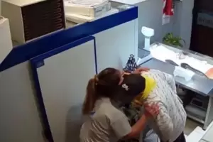 Ins�lito: Entr� a un comercio, rob� el dinero y salud� a la empleada con un beso: "Lo necesito, ma"