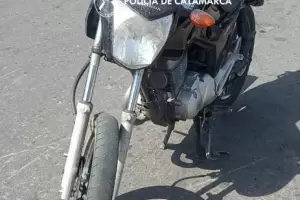 Los sorprendieron empujando una moto robada, se dieron a la fuga y terminaron aprehendidos