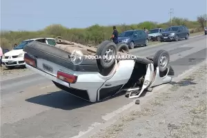 Un auto volc en la Ruta Nacional 157, en la localidad San Antonio