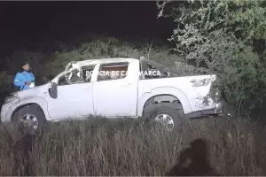 Una camioneta choc� contra un poste de luz y volc�