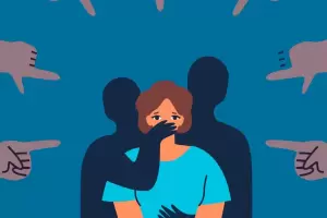 Una mujer se defendi a pedradas de su pareja, quien le incendi la moto y la agredi verbalmente