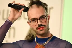 Kim de l'Horizon gan un importante premio y, al recibirlo, se rasur la cabeza en solidaridad con las mujeres iranes