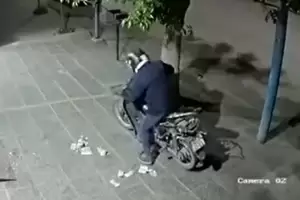 Entr a robar un comercio y, cuando quiso escapar, se le cay el dinero en la vereda