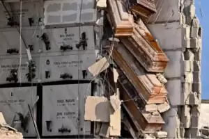 Una docena de atades quedaron colgando tras el derrumbe de un nicho en el cementerio ms grande de Npoles