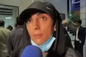 La atleta iran que particip sin velo en una competencia fue recibida como una herona