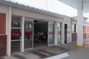 Les quisieron arrebatar desde la moto y terminaron accidentadas