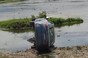 Tremendo vuelco de un auto termin con una nia en el hospital