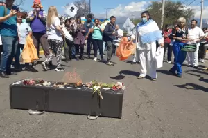 Marcha de Aprosca: el reclamo volvi a Casa de Gobierno y hubo un frustrado intento de dilogo
