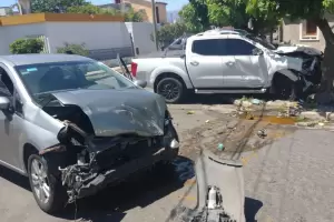 La choc un auto, perdi el control y termin con la camioneta sobre la vereda de una casa, incrustada contra un rbol