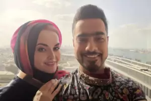 Con inteligencia artificial cre una novia falsa y evit que su familia lo molestara