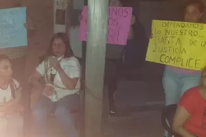 Denuncia que le usurparon la casa y se encaden en protesta para que se la devuelvan