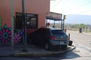 Empleada grave, tras haber sido atropellada por un auto que se subi a la vereda del comercio