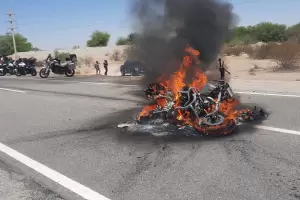 Choc con una cabra, se le prendi fuego la moto y termin herido