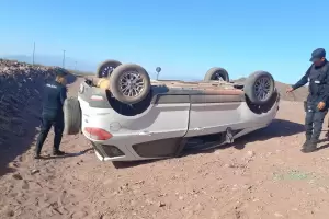 Conductor se qued dormido, mordi banquina y termin volcando