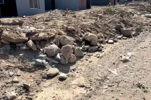 Tiago Puente con vecinos que denuncian a Capresca por irregularidades en Valle Chico