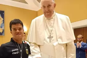 Edy Barrionuevo y el seleccionado de talla baja con el Papa Francisco