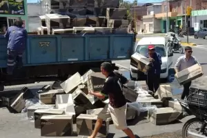 Un camin cargado de calzados volc frente a la Plaza de la Chacarita