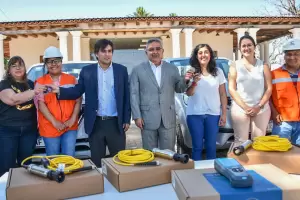 Ra�l Jalil entreg� camionetas e instrumental a los centros de control minero-ambiental