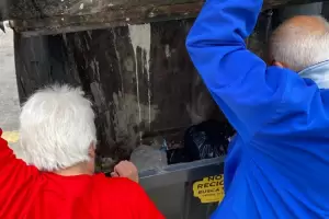 Una pareja de jubilados cobra $65.000 en total y deben dedicarse a juntar latas en la basura para llegar a fin de mes