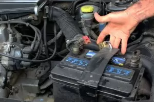 Intentaba robar la batera de un auto y termin detenido