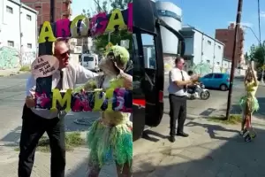 Se recibi de abogada y lo celebr con el chofer de colectivo que la llev toda la carrera