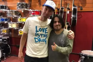 Chris Martin en Argentina: Compr una guitarra, le rebot la tarjeta y se comi un alfajor triple