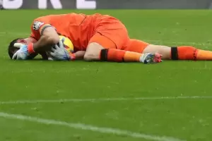 Dibu Mart�nez sufri� un golpe en la cabeza, qued� tendido y debi� salir de su �ltimo partido